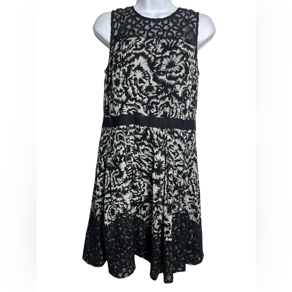 Ann Taylor dress size 10 petite Black and white dress‎ with lace FLAWLESS 🖤
